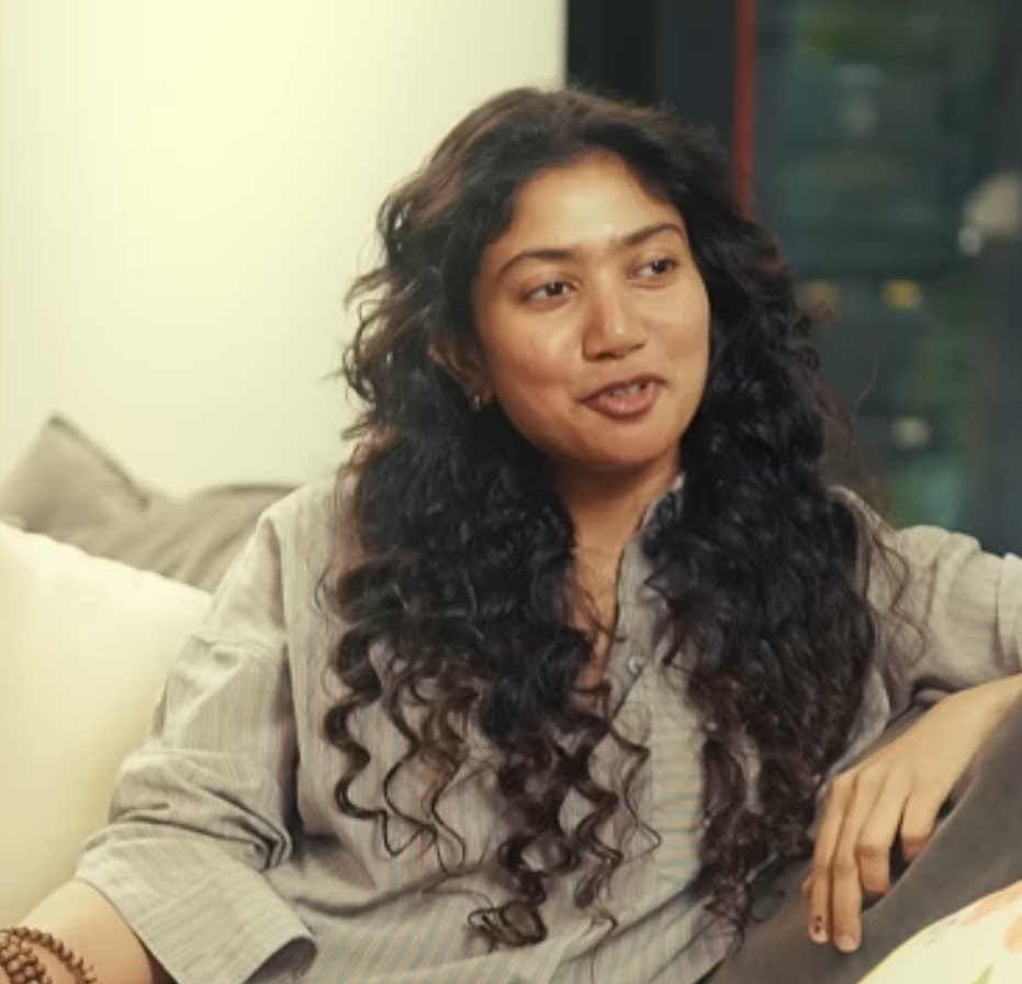 worshipVK's tweet photo. Kiara advani should learn something from her 🙏

Interviewer - Have directors ever approached you for a kissing scene?

Sai Pallavi - Yes, many have and many still do even though they know I don't do kissing scenes

Interviewer: Why? Why do you have this policy?

Sai - If I have a bf, I should not kiss someone else whether it's acting or anything else. All a man or woman needs is a happy family, a car and a house to live a good life. I already have all of them. I don't need to kiss someone else just to buy one more car. I'm happy with what I have. If you want me in the film for actinge, take me. If for intimate scenes, cast somebody else. That's completely okay with me

Rare to see someone choose values over money 👏