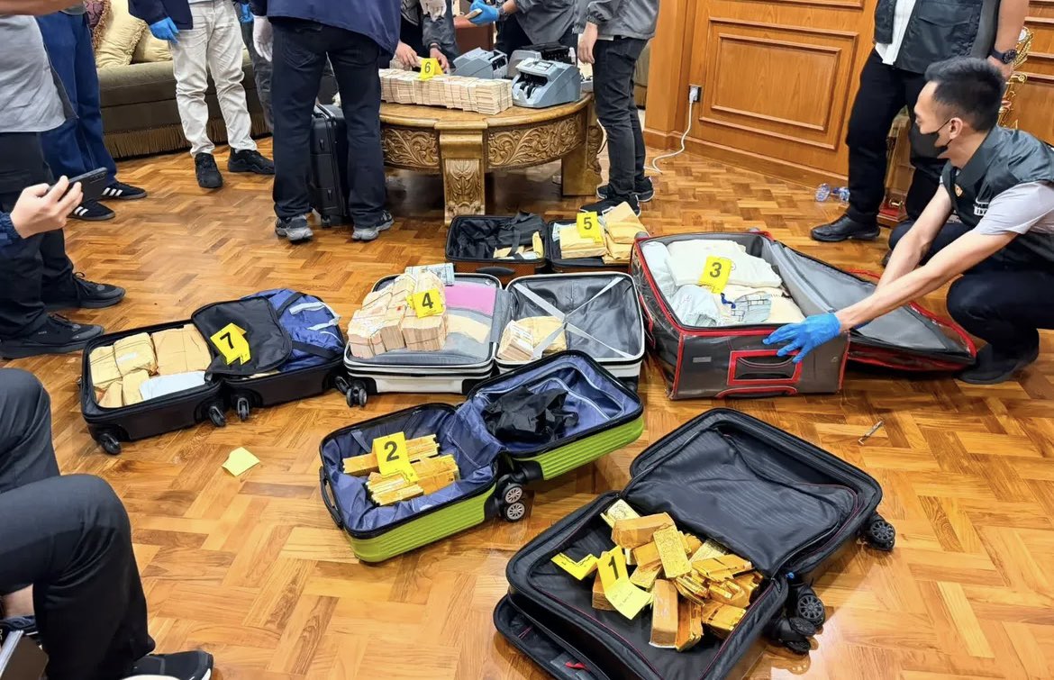 rannnkyu's tweet photo. BREAKING: Polisi kembali menemukan brankas dalam penggeledahan di sebuah rumah mewah di Cluster Mediterania, Sentul, dalam pengembangan penyidikan dugaan TPPU terkait perkara PLN "Black Out", Asabri, dan Krakatau Steel.
Dari lokasi tersebut, penyidik menyita 74 kg emas batangan serta valuta asing senilai sekitar Rp470 miliar. Sebelumnya, polisi juga menemukan uang tunai Rp60 miliar di De'Clan Coffee & Eatery, Cipete, serta 71 barang bukti berupa 16 mata uang asing senilai Rp7,2 miliar dari sebuah money changer.
Baru seumur hidup lihat emas batangan disimpan sampai berkoper-koper begini. Kalau lihat fotonya tanpa konteks, orang juga bakal ngira ini adegan film. Gila banget.