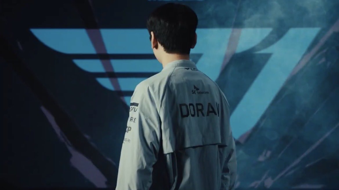 PichujpLi1y's tweet photo. 【T1 Doran、MSI敗退後に胸中を語る】

G2に1-3で敗れ、MSI敗退となったT1のDoranは、試合後のインタビューで何度も「ファンの皆さんに申し訳ありません。本当に申し訳ありません」と謝罪しました。

第4戦については、「序盤は大きく有利だったものの、その流れを最後まで活かせなかった。集団戦ではコールが噛み合わない場面もあり、決断しきれなかったことが悔しい」と振り返り、「G2の方が自分たちよりもしっかり準備できていたと思う」と敗戦を認めました。

また、「MSIは本当に出場したかった大会だったので、もっと良い姿を見せたかった」と言葉を詰まらせながら心境を語り、「期待に応えられず申し訳ない。この悔しさを糧に、EWCでは良い姿を見せられるようもっと努力します」と前を向きました。