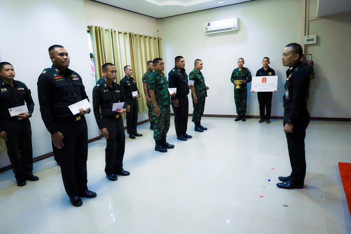 armypr_news's tweet photo. “กำลังใจจากผู้บังคับบัญชา มอบเงินบำรุงขวัญแก่กำลังพลผู้ปฏิบัติหน้าที่ชายแดน“ 
พ.ท. วิทวัส   สิงห์นันท์ ผบ.ร.3 พัน.3 เป็นประธาน พิธีมอบเงินช่วยเหลือ และบำรุงขวัญ ทภ.2 ให้กับกำลังพลได้รับบาดเจ็บจากการปฏิบัติหน้าที่ชายแดนไทย – กัมพูชา จำนวน  10 นาย รายละ  5,000 บาท ซึ่งปัจจุบันอาการดีขึ้น และได้กลับมาปฏิบัติงานเรียบร้อย เพื่อเป็นขวัญและกำลังใจของกำลังพล ณ ห้องเกียรติยศ บก.ร.3 พัน.3 ค่ายพระยอดเมืองขวาง อ.เมืองนครพนม จ.นครพนม
#ศูนย์ประชาสัมพันธ์กองทัพบก