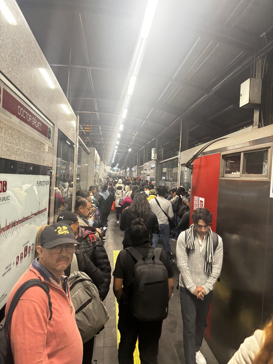 VHugoLara's tweet photo. @MetrobusCDMX  entiendo la lluvia pero dr Gálvez , así está..aun a pesar que es larguísima, está a full https://t.co/YCcr5VkHyi