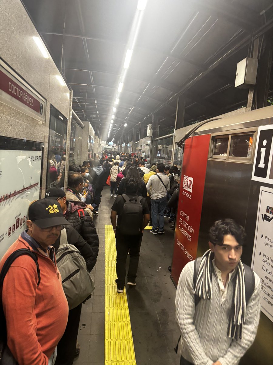VHugoLara's tweet photo. @MetrobusCDMX  entiendo la lluvia pero dr Gálvez , así está..aun a pesar que es larguísima, está a full https://t.co/YCcr5VkHyi