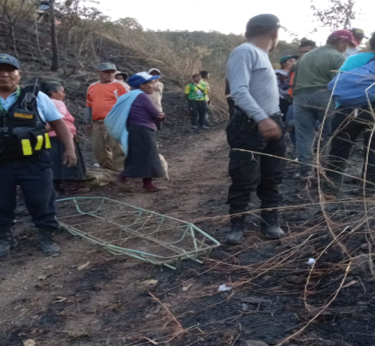 COENPeru's tweet photo. 📢 Cusco: esta tarde ocurrió un #IncendioForestal en el sector Torreblanca, distrito de #Yanatile, provincia Calca, que dejó 1 persona fallecida; además de daños a cultivos. Personal de la municipalidad distrital, @PoliciaPeru y pobladores de la zona extinguieron el fuego. Gobierno local realiza la #EDAN