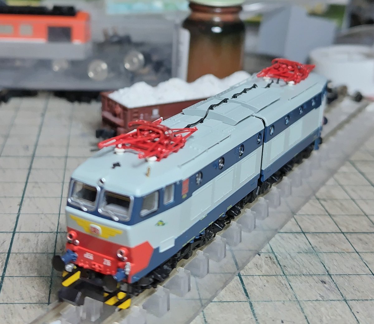 9Kimaroki's tweet photo. @twn_tuubo 最近、当鉄道にも洋物が••••
イタリアの電気機関車、機関車なのに連接台車、パンタの上げ方分からないので弄ってません🤔 https://t.co/sF0BW6vcwj