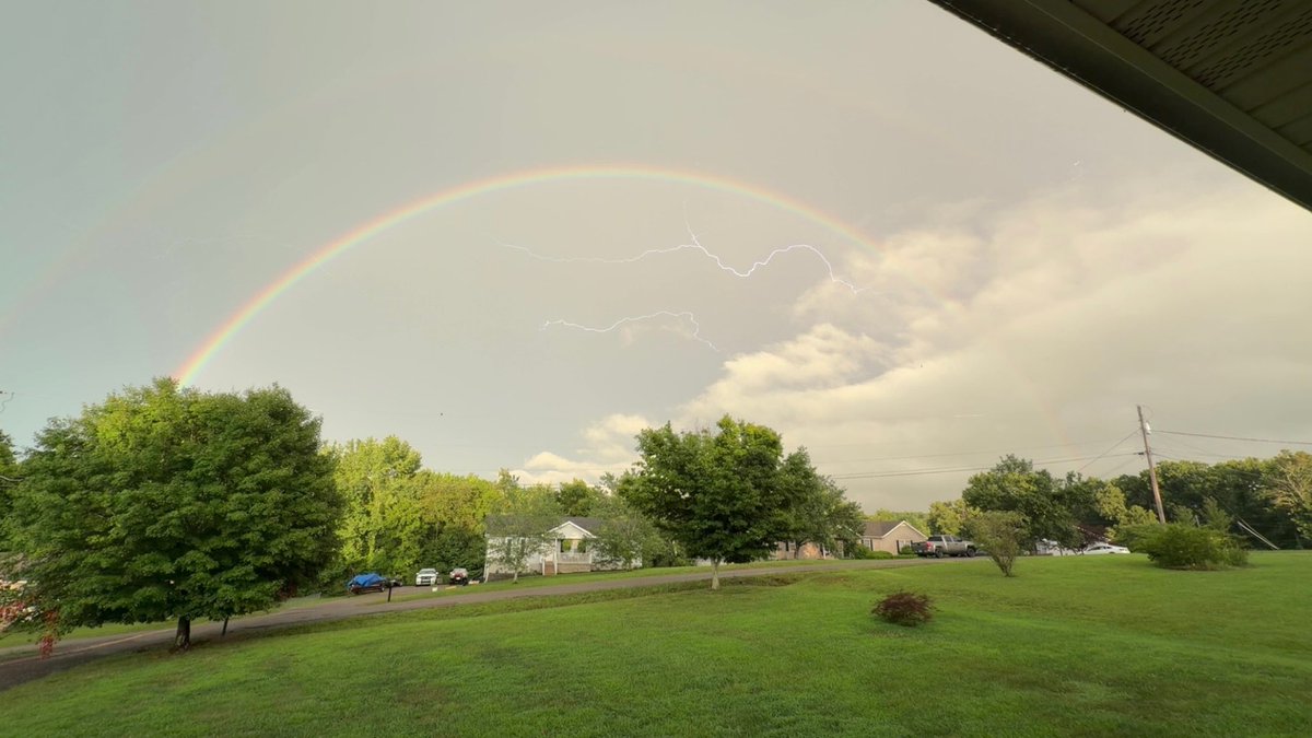 ealon007's tweet photo. @HickmanSevereWx Tried to get a good pick of the rainbow then this happened. https://t.co/EwtiDrxlc2