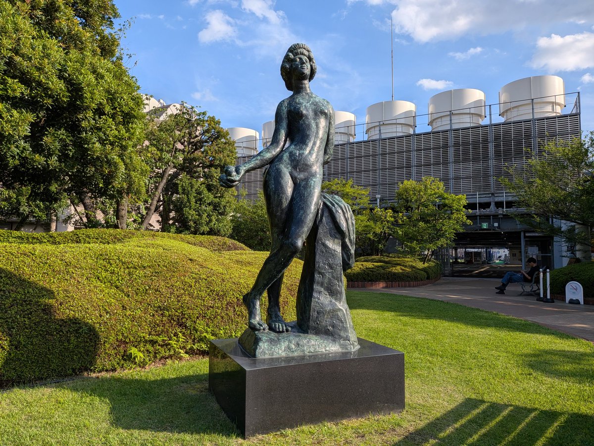 pokapoka_peromi's tweet photo. 横浜のジョイナスの屋上にこんなところがあるなんて知らなかった。空が広くて都心だとは思えない。人も全然居ないし風が気持ちよかったよ https://t.co/cjYTeGS0kw