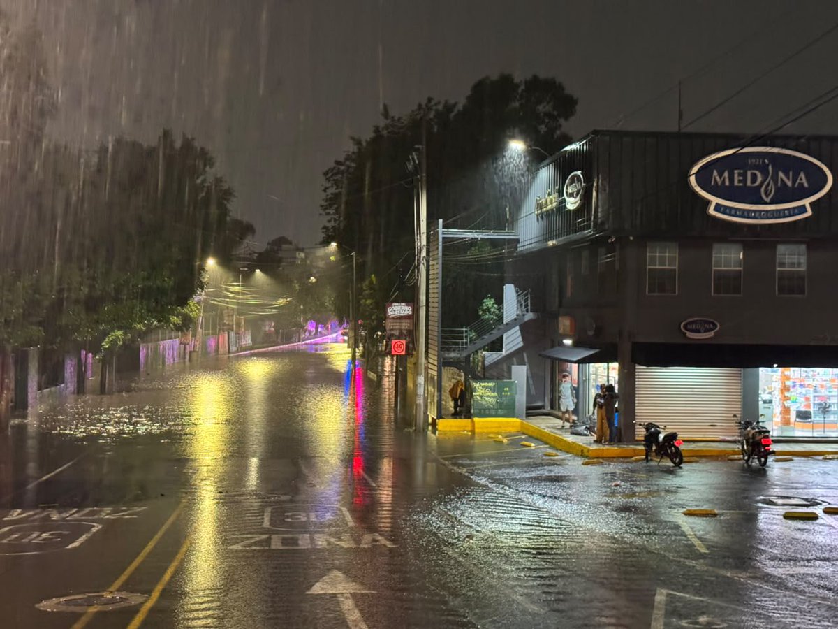 RoxyZavala_'s tweet photo. Como siempre 😫 
Se inunda camino real a la altura de #zavaleta. En esta zona el agua sube más de 1 metro impidiendo el paso de vehículos y peatones. Extreme precauciones. ⚠️🚨#Puebla https://t.co/cpXepZBGpE