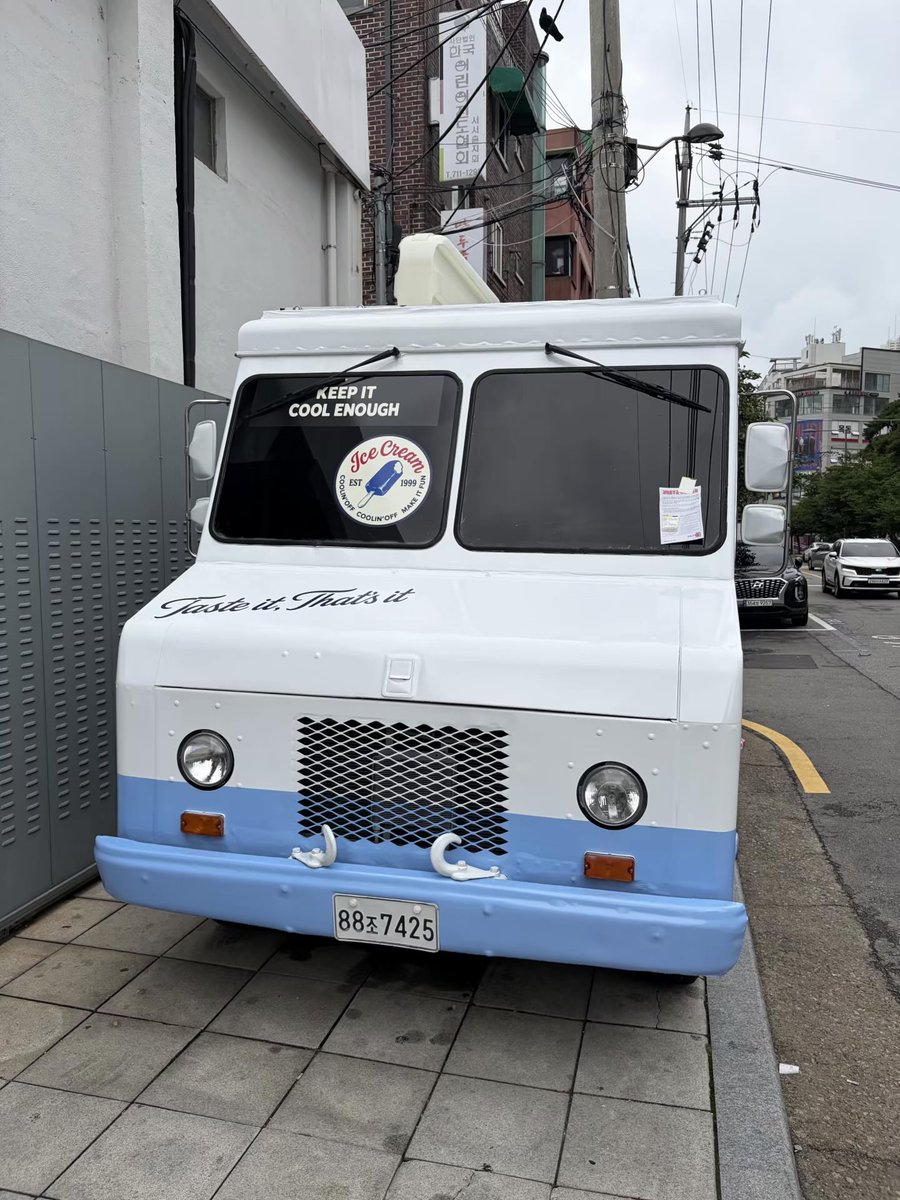 nyangjjuniez's tweet photo. YEONJUN'S ICE CREAM TRUCK GOT A PARKING TICKET I'M CRYING HAHAHAHAHAHAHA https://t.co/l7BzMCQk8y
