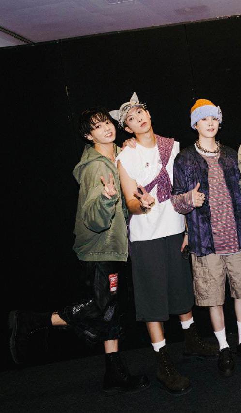 Papih_Daddy's tweet photo. Pov Kepala keluarga Kim kena sasaran 
🐰 : senyoom dong hyuunggg ✌️
🦝 : gamauuu, suami Lo nyeremin anjir
🐯 : 🔥
🐰 : ( pose aja duluuww) ✌️😆

#taekook https://t.co/xtfpmSNq2H