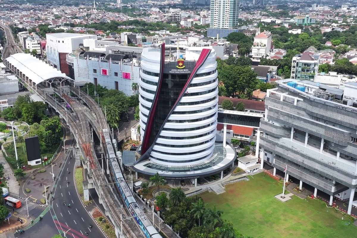 LambeSahamjja's tweet photo. buat yang belum tau apa itu jampidsus yang lagi rame:
- jampidsus = jaksa agung muda bidang tindak pidana khusus
- disebut khusus karena kasusnya beda dari kejahatan sehari-hari
- gaji mereka Rp23.000.000 hingga Rp35.000.000 per bulan (diluar dll)
- kasus mereka kakap semua 
- skala besar & rumit (uang negara, korporasi)
- sering libatkan pejabat/pihak berpengaruh
- bertanggung jawab langsung ke jaksa agung
- tangani kasus khusus: korupsi, ham berat, terorisme, narkoba, pencucian uang
- Jampidsus setara dengan Polri Kabareskrim 
- mirip Irjen Pol/bintang dua di kepolisian