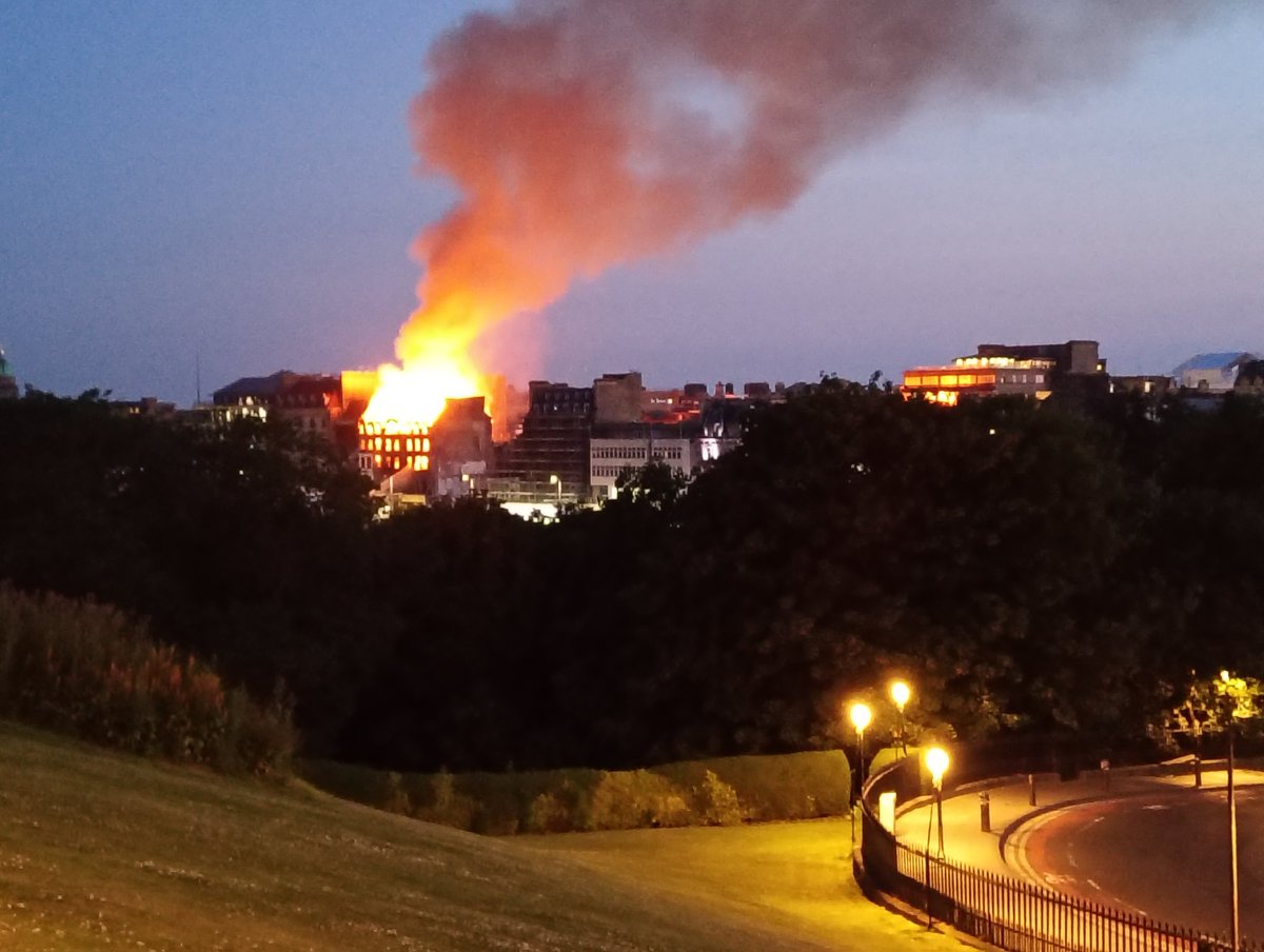 BlueKnows83's tweet photo. Massive fire taking hold of Princes street in Edinburgh https://t.co/EatBrDqSw0