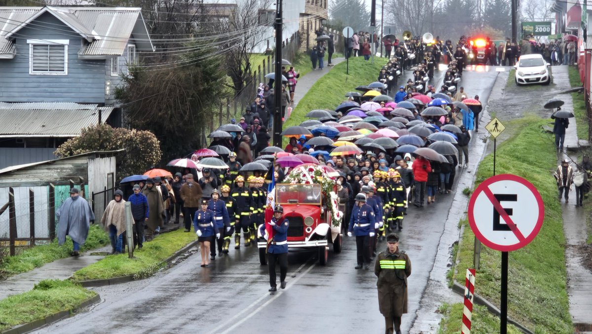 BomberosdeChile's tweet photo. 𝗠𝗔𝗥𝗧𝗜𝗥 | Durante la tarde de este miércoles 8 de julio, se realizó la ceremonia fúnebre de Nicol Andrea Ceballos Acuña (Q.E.P.D.), mártir de la Tercera Compañía "Bomba Barros Arana" del Cuerpo de Bomberos de Teodoro Schmidt.

​Revisa las imágenes aquí 👇🏽 
https://t.co/Qv7GKgkvrf