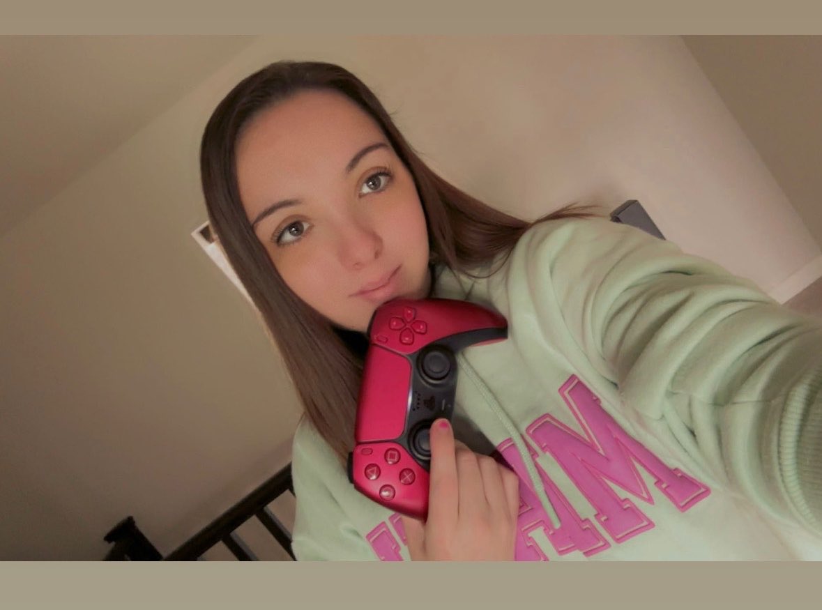 hannmay30's tweet photo. fortnite gamergirly🎮 i grind crowns👸 always looking for squads to game with🥰🎮 pinklilyx1🌸🎮🥰 #fortnitegirl #fortnitegamer #fortnitecrowngrinder #fortnitebattleroyalesweat https://t.co/TI5X8p3GQH