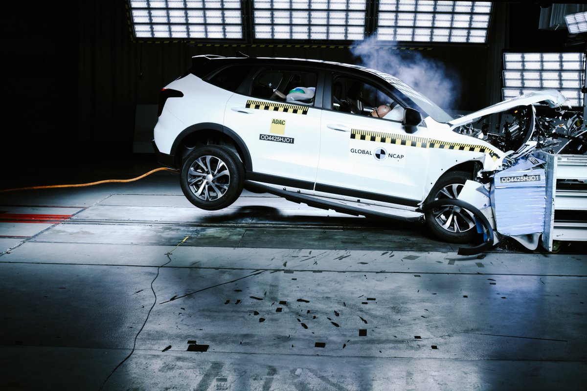 WorldOfCarsIND's tweet photo. GWM Haval Jolion scores ⭐2-Star Adult & ⭐3-Star Child protection in the latest Global NCAP crash test.
✅ Good frontal & side-impact protection
⚠️ No standard side curtain airbags on the tested model.
#GlobalNCAP #HavalJolion #CrashTest https://t.co/e5xzZ1c4r3