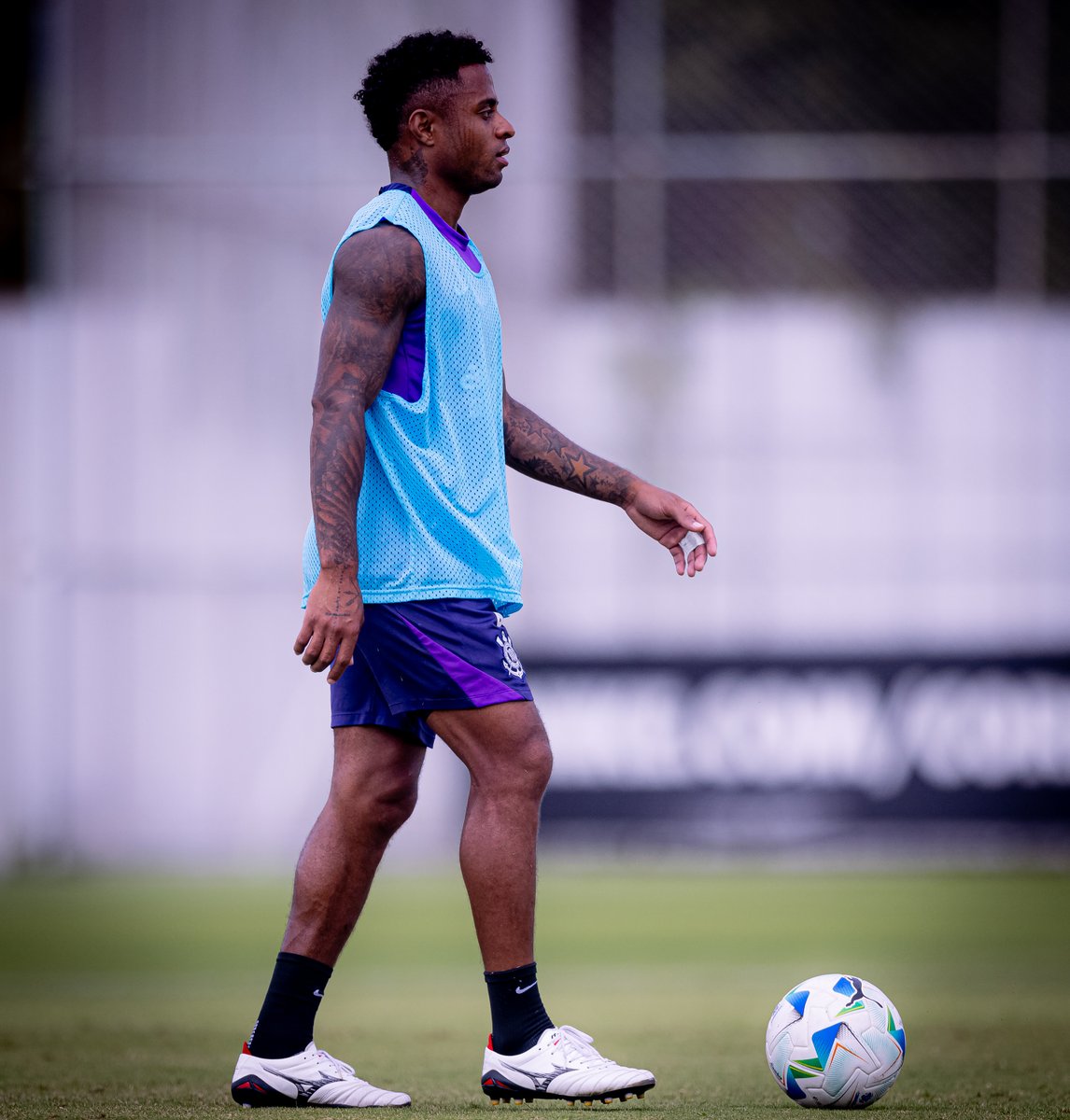 centraldotimao's tweet photo. De volta aos 11 🏴🏳️

Emprestado pelo Corinthians à Universidad Católica, do Equador, Diego Palacios voltou a receber uma oportunidade entre os titulares após um longo período. Na última segunda-feira, o lateral-esquerdo iniciou a partida diante do Mushuc Runa, válida pela 17ª rodada do Campeonato Equatoriano, disputada no Estádio Olímpico Atahualpa, em Quito. A equipe acabou derrotada por 3 a 2.

O defensor permaneceu em campo durante 63 minutos no primeiro compromisso da Universidad Católica depois da paralisação do calendário em razão da Copa do Mundo. Na sequência, foi substituído por Eric Valencia.

Segundo levantamento do Sofascore, Palacios apresentou bom índice de precisão nos passes ao completar 29 das 31 tentativas, alcançando 94% de aproveitamento. Além disso, realizou uma recuperação de posse, criou uma oportunidade de gol e venceu um dos cinco duelos que disputou ao longo da partida.