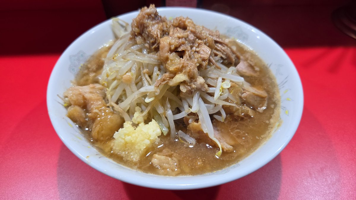 onehamo2's tweet photo. ラーメン二郎名古屋大曽根店
小 麺硬め
ニンニクスクナメアブラカラメ

めちゃめちゃおいしかったー！
乳化していてとろみのあるテクスチャー
味付けされたアブラも最高、豚も柔らかくてめちゃめちゃ美味しかった！
帰り際よくよく嗜むスープがおいしすぎて中々立ち上がれなかった
絶対にまた来たい！ https://t.co/QSwEMKlpr3
