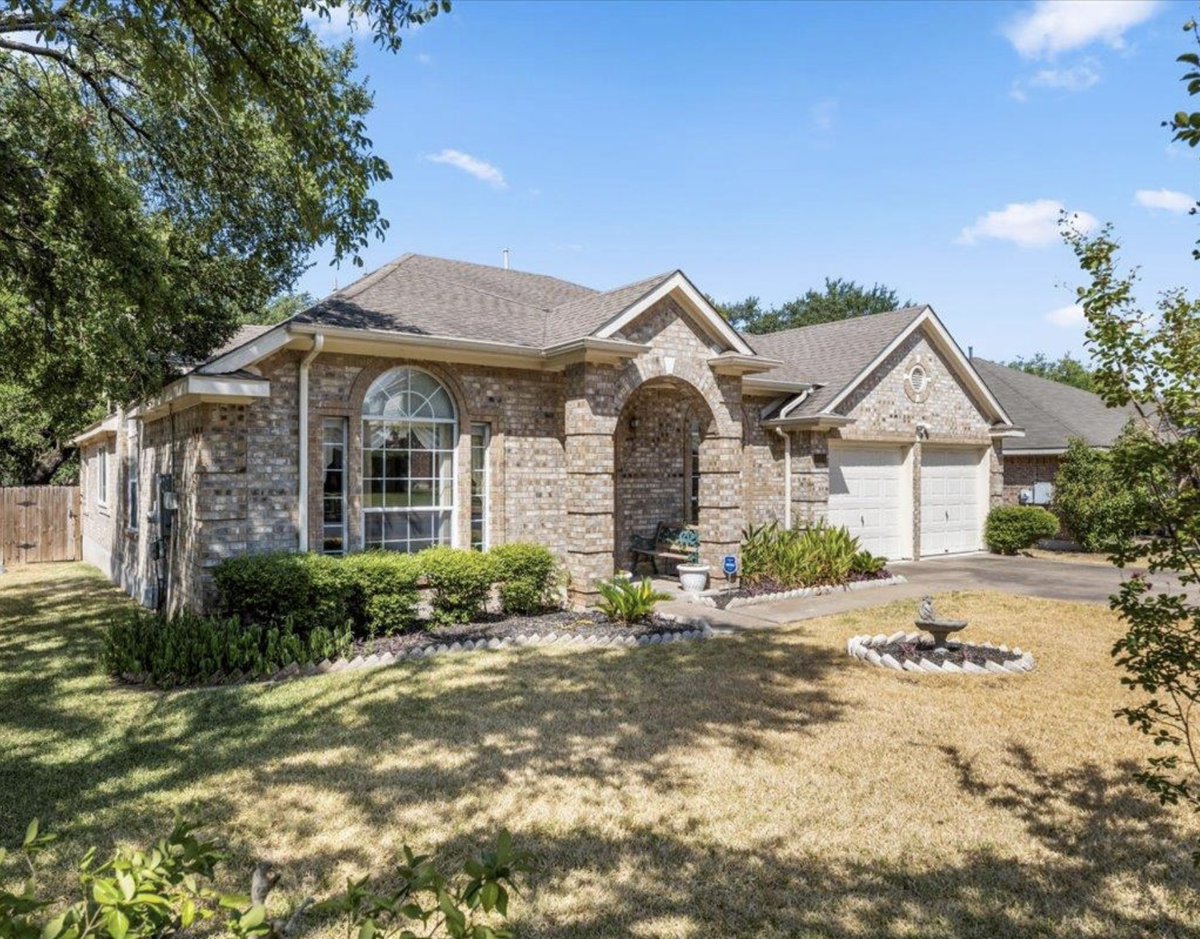 EliteAgents_US's tweet photo. Tucked away on a quiet cul-de-sac in a highly convenient Round Rock location, this spacious 4-bedroom, 2-bath home offers the perfect blend of comfort, functionality, and recent updates.
https://t.co/CD9enwq0Gc
#realestateforsale #realestate #EliteAgents https://t.co/hjG1ww0KFh