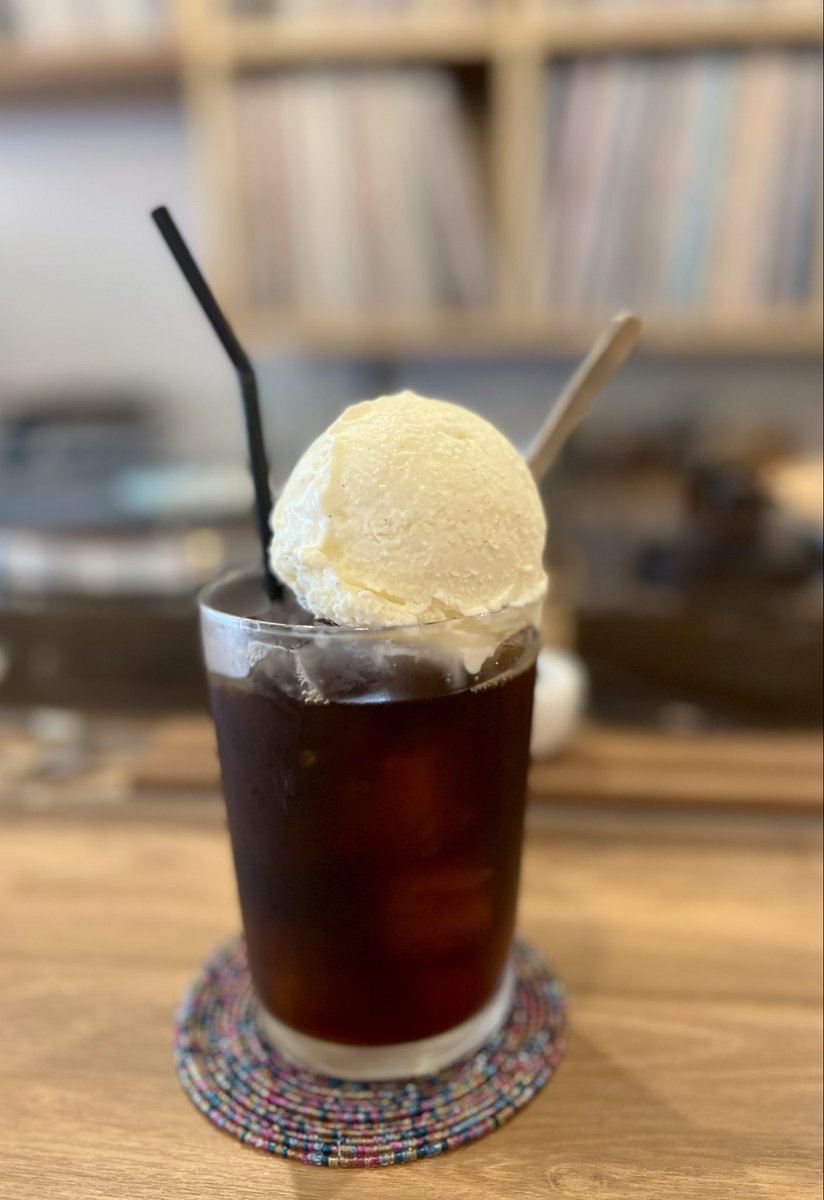 kawami24's tweet photo. We Are the Worldのレコード掛けてもらってる〜🥰 https://t.co/bqMLvAoM6y