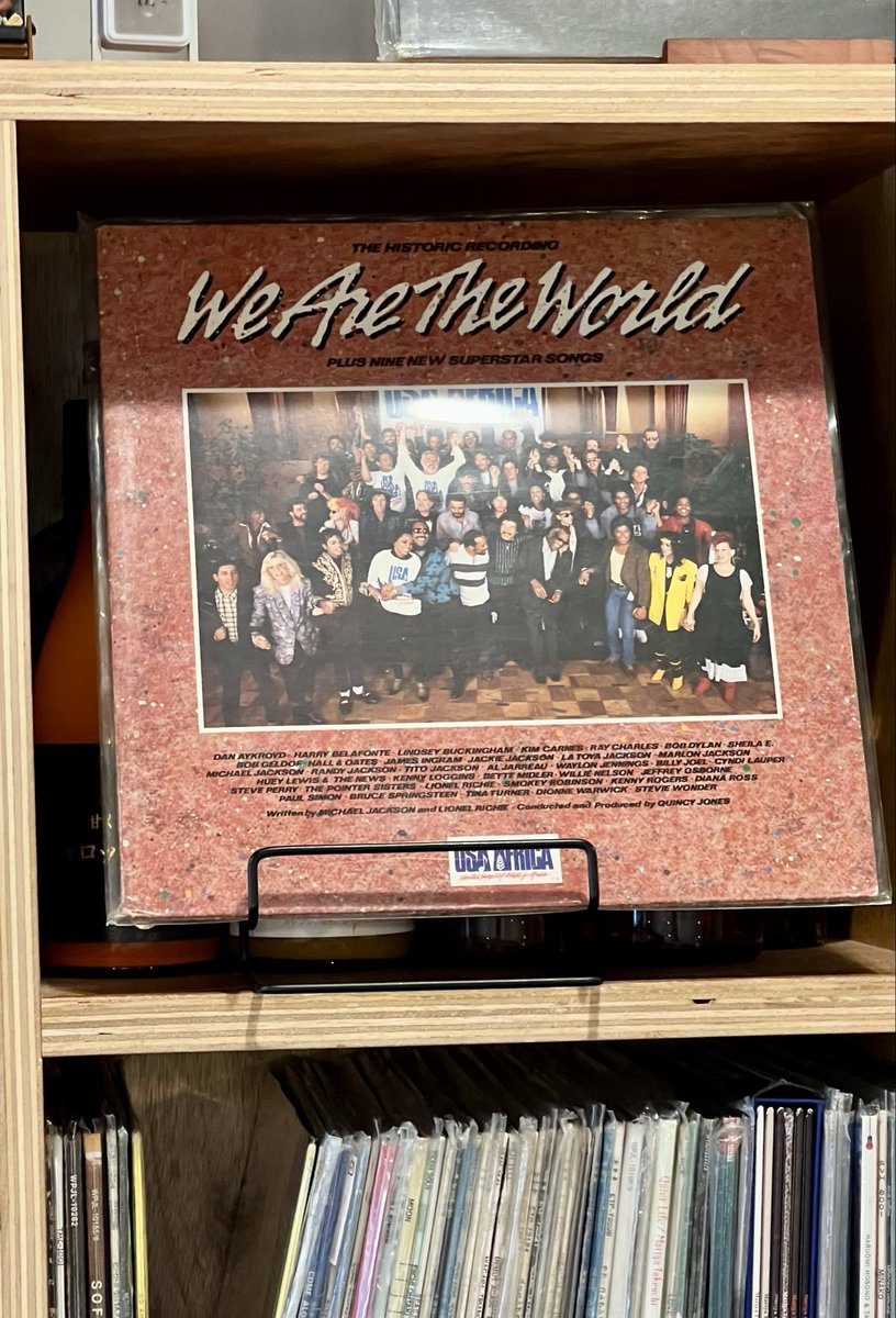 kawami24's tweet photo. We Are the Worldのレコード掛けてもらってる〜🥰 https://t.co/bqMLvAoM6y