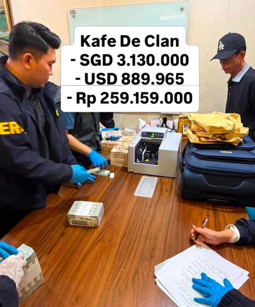 s0ftgurll's tweet photo. Sumpah shock banget sebanyak itu nilep duitnya...ni rincian semua yang udah digeledah gais jangan kaget udah di sebut MEGA KORUPSI katanya sampe rumah blio dijagain tni 👀

Kira kira uang sebanyak itu bisa buat apa aja yaa klau ga dikorupsi 😌☝️ https://t.co/ZJHtnAIdV9