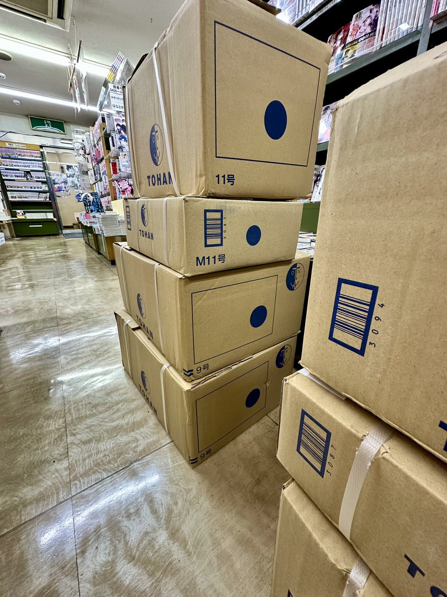 kuma_hachi_b1's tweet photo. 【書店のお仕事】只今、コミック売場に午後便新刊が店着致しました！これから検品して店出し致します！是非 #くまざわ書店 八王子店へお立ち寄り下さい！…あああああ…まだ午前便新刊が終わっていないというのに…。（あ）  #漫画 #ラノベ https://t.co/sdeWi3Mf49