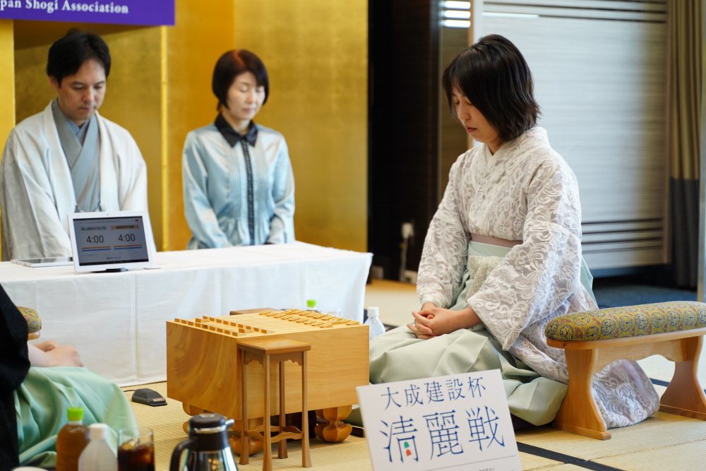 shogi_mobile's tweet photo. 八雲＞福間香奈清麗に西山朋佳女流三冠が挑戦する大成建設杯第８期清麗戦五番勝負第１局をホテルニューオータニ（東京都千代田区）からお送りしています。戦型は両者の間では、これまであまり指されていなかった相中飛車に進んでいます。#ShogiLive https://t.co/LymXYoXntX