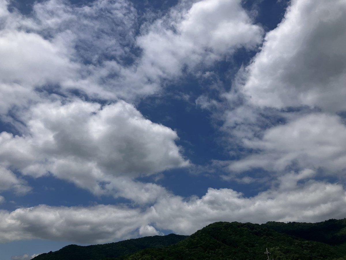 view_kana324's tweet photo. 夏の空だなぁ🙄🙄

暑がりなアタシには
辛い季節(^◇^;)💦💦

とりあえず今日は午後から
半日だけど
仕事がんばるぉ٩(๑❛ᴗ❛๑)۶ https://t.co/Dt4Obgcf03