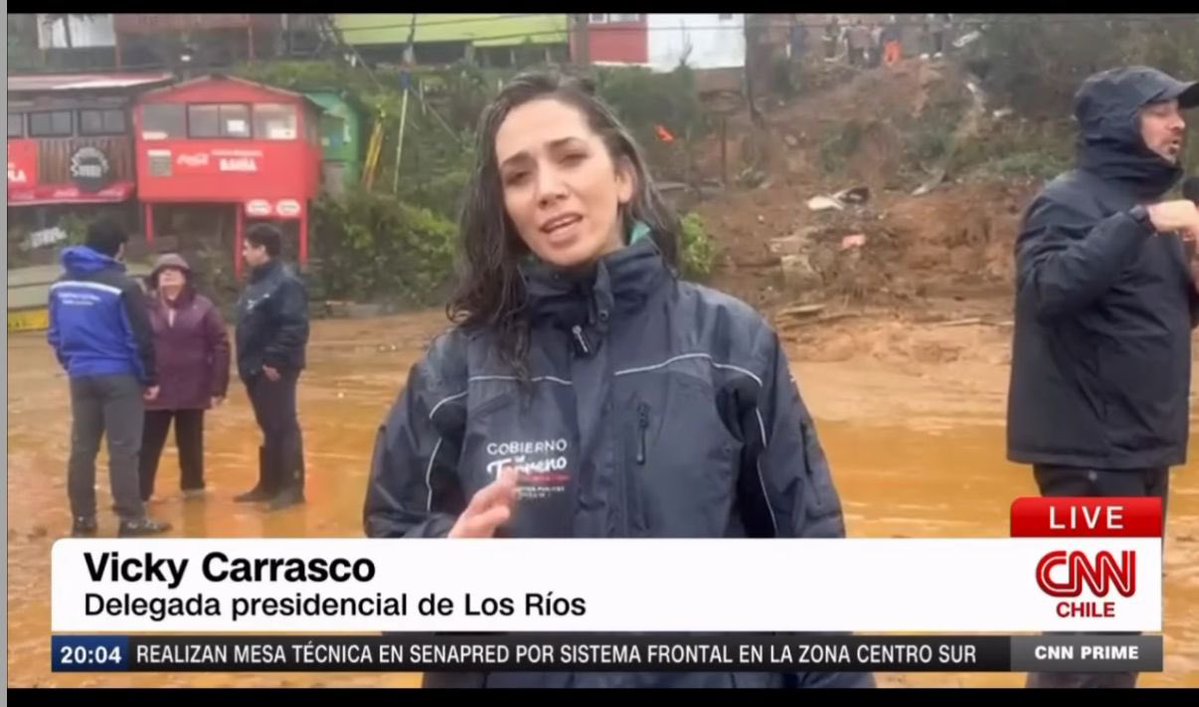 MaximoPavezC's tweet photo. El @GobiernodeChile sigue trabajando en todos los niveles para atender el sistema frontal que ha concentrado una gran cantidad de precipitaciones en la zona centro sur y sur del país. Las coordinaciones para la zona más afectada (comuna de Corral) incluyen efectivos militares, maquinaria del MOP, y personal y maquinaria municipal. Se continuará mañana en las labores de despeje.