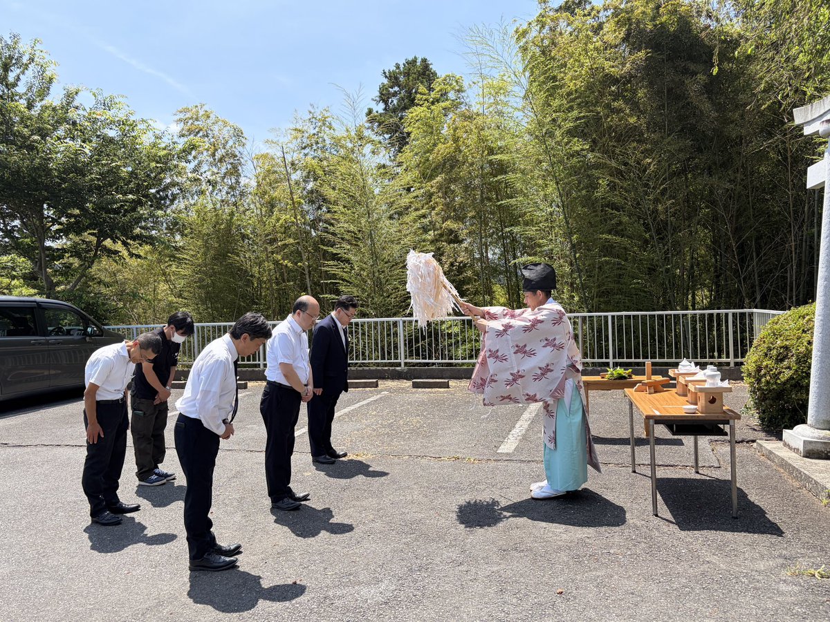 kanyo11's tweet photo. 屋外プールの安全祈願を執り行いました

本日、町内の上山八幡宮の神主様にお越しいただき、屋外プールの安全祈願を執り行いました。

お宮の弁天様へのご祈祷に続き、
プールでお清めの塩をまき、
今シーズンの無事故を祈願しました⛩️

🏊 屋外プール
【期間】7月16日（木）〜8月31日（月）
【営業時間】9:00～17:00

🌊南三陸の海を眺めながら、開放感あふれる屋外プールで夏のひとときをお楽しみください！

皆様のお越しを心よりお待ちしております！

#南三陸ホテル観洋 #海の見える宿
 #屋外プール #夏休み