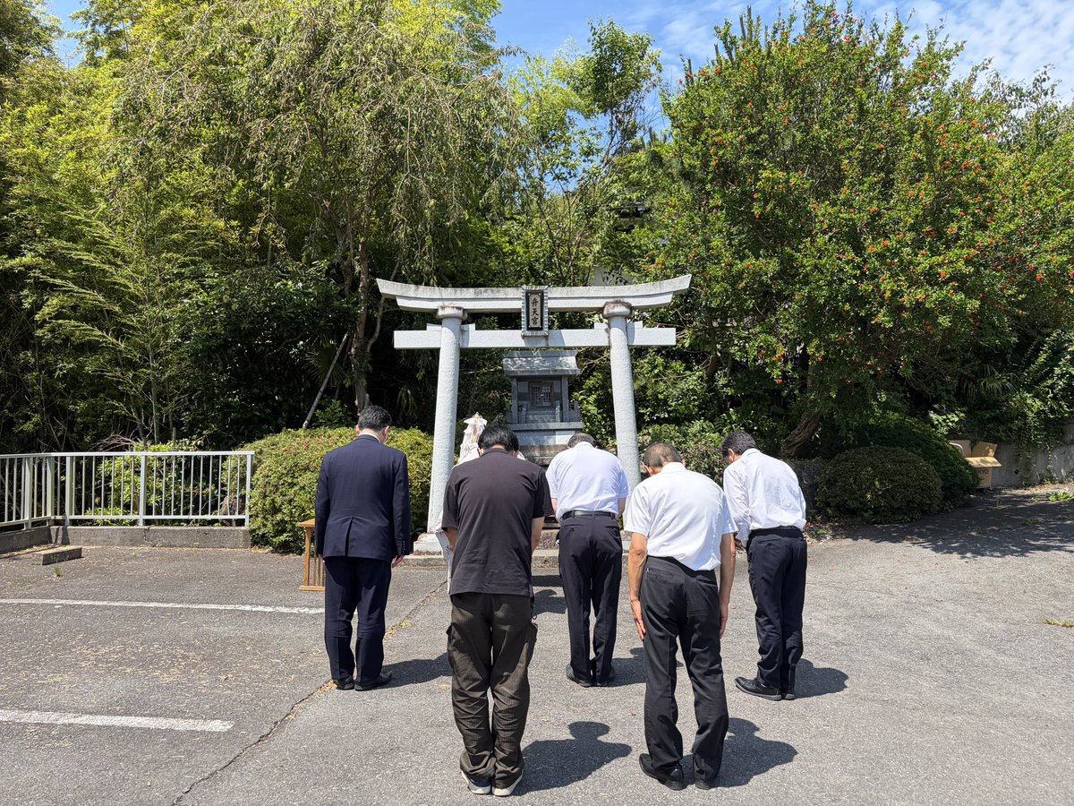 kanyo11's tweet photo. 屋外プールの安全祈願を執り行いました

本日、町内の上山八幡宮の神主様にお越しいただき、屋外プールの安全祈願を執り行いました。

お宮の弁天様へのご祈祷に続き、
プールでお清めの塩をまき、
今シーズンの無事故を祈願しました⛩️

🏊 屋外プール
【期間】7月16日（木）〜8月31日（月）
【営業時間】9:00～17:00

🌊南三陸の海を眺めながら、開放感あふれる屋外プールで夏のひとときをお楽しみください！

皆様のお越しを心よりお待ちしております！

#南三陸ホテル観洋 #海の見える宿
 #屋外プール #夏休み