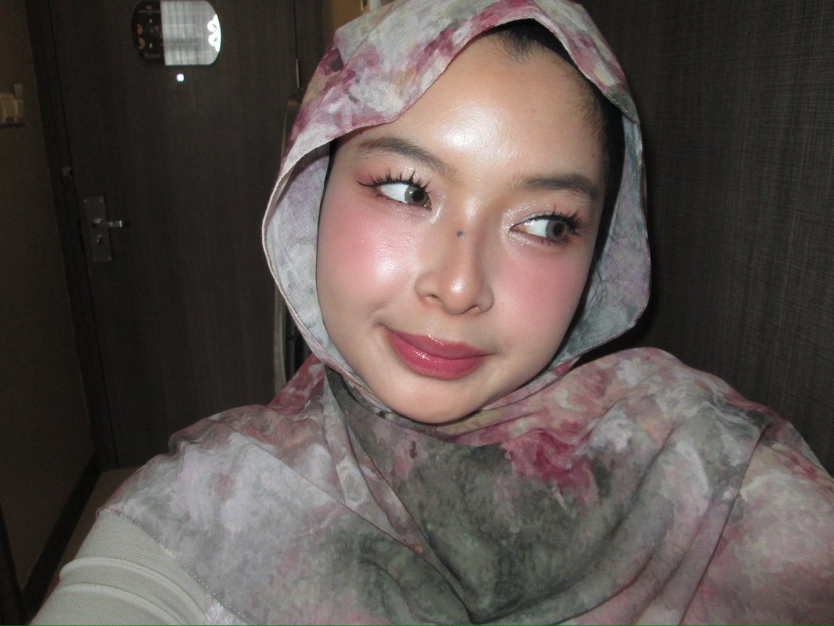 nvvillera_'s tweet photo. tiap konseran udah kayak mmau menikah #real (all hail dr schatz sheet mask) https://t.co/82p2KDdx83