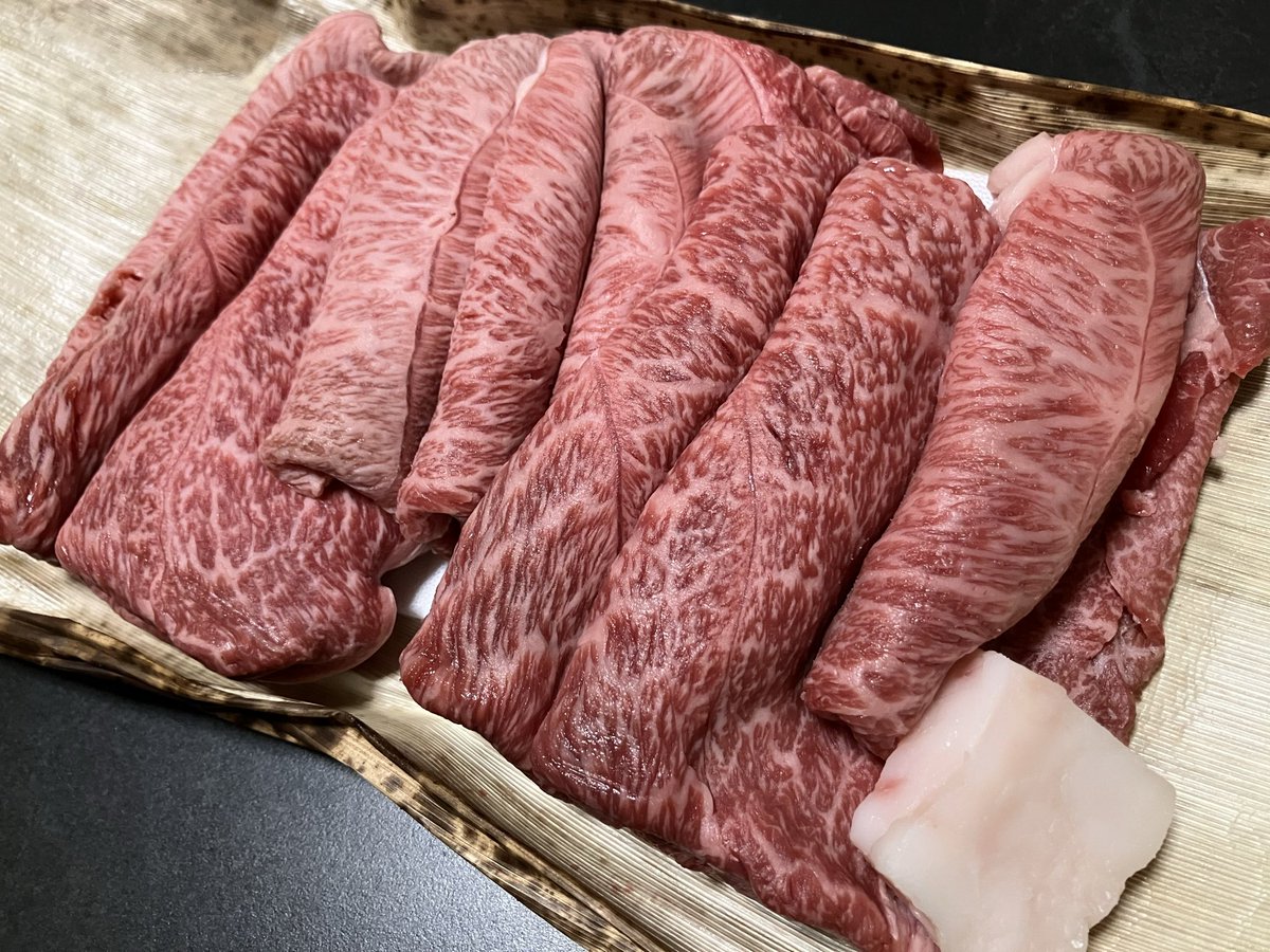 ToPunna27138's tweet photo. 優待ではないけど、昨日いただいたお肉。
すき焼き用という事で、早速野菜を購入して自宅ですき焼きをしました。

松坂牛800g🐮

#松坂肉 https://t.co/mbsy6MCjBV