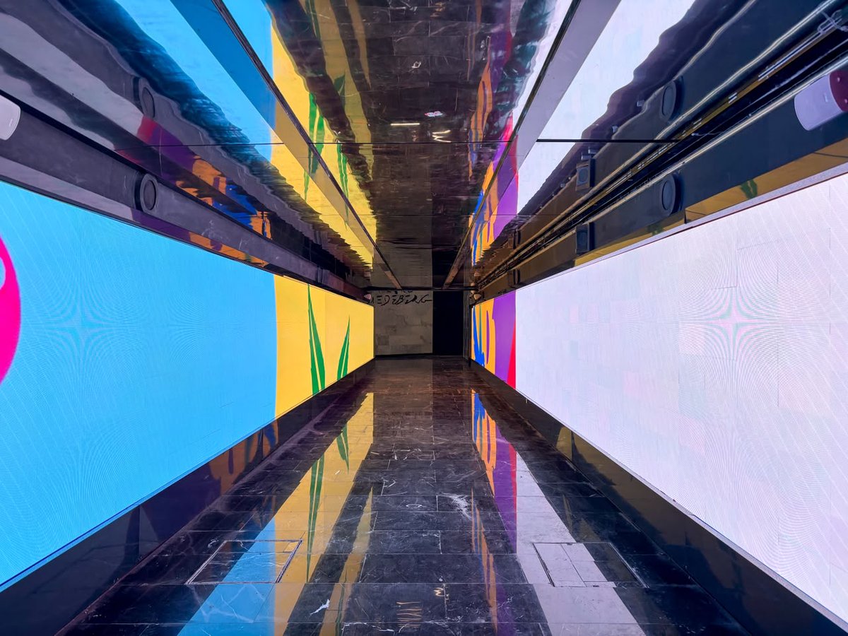 El_Universal_Mx's tweet photo. 🚇 El Metro rehabilitó el pasillo de correspondencia entre las líneas 2 y 8 de la estación Bellas Artes, en donde se instalaron pantallas luminosas que dan color al transbordo 

#Fotos: Santiago Cadena - EL UNIVERSAL https://t.co/2gPbm5TXYo