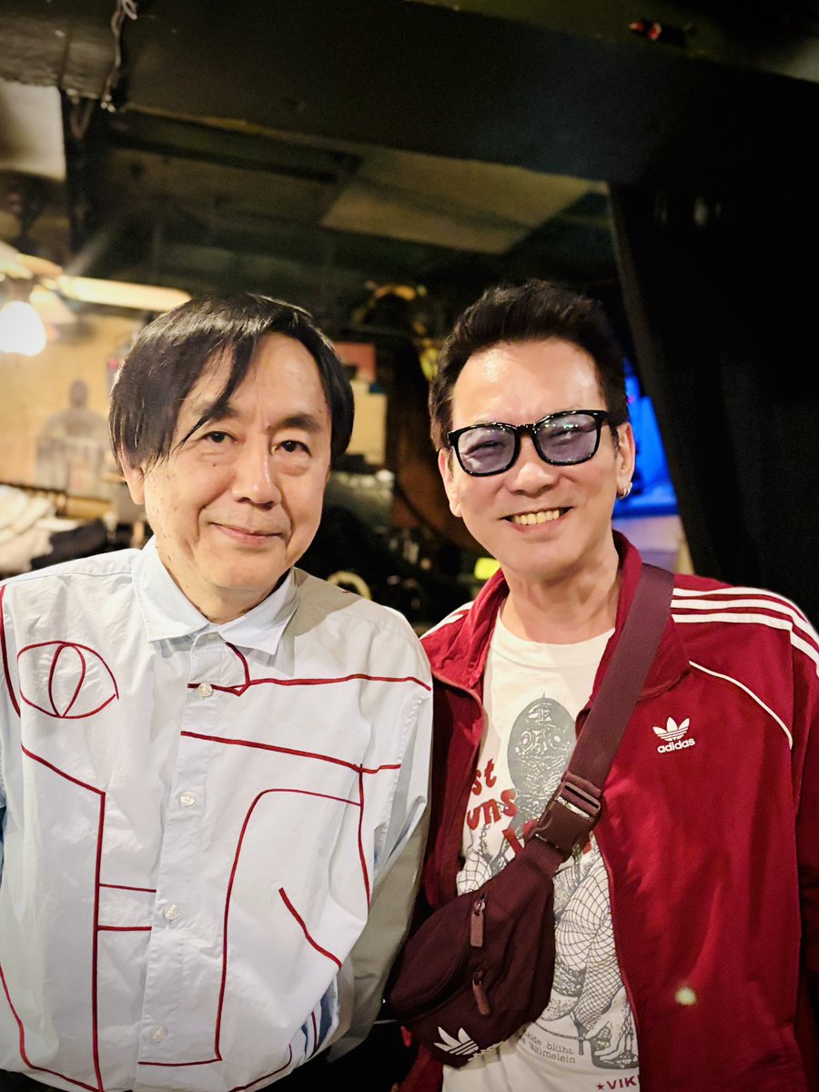 Packman_Vikini's tweet photo. 昨日、上野耕路さん久保田慎吾さんの「捏造と贋作」に招待頂きまして楽しみに行ってきました。アザス。

ライブは上野さんワールド色々の中、特に俺はイントナルモーリ（上野耕路さん+ 城戸美有紀さん）の強烈な尖り方に痺れたです。

写真、上野先生と。城戸さん藤平さんと。 https://t.co/tfTbXScVJl