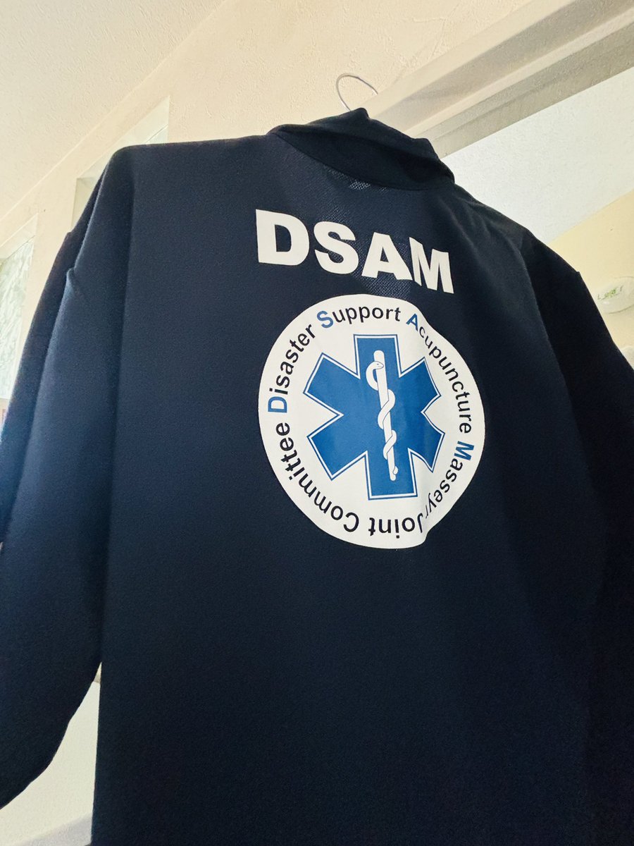 Pass2028AMS's tweet photo. DSAM 災害支援鍼灸マッサージ師合同育成講習会の日が近づいて来た。昨年は初参加。クラスメイト3人で新幹線で福島の郡山まで行ってきた。今年は九州の大分開催。今回はポロシャツがあるので雰囲気だけはぶっかます。D氏は役員クラスの風格だろう。#あん摩マッサージ指圧 #DSAM #防災 #災害支援 https://t.co/hUC0XSvydi