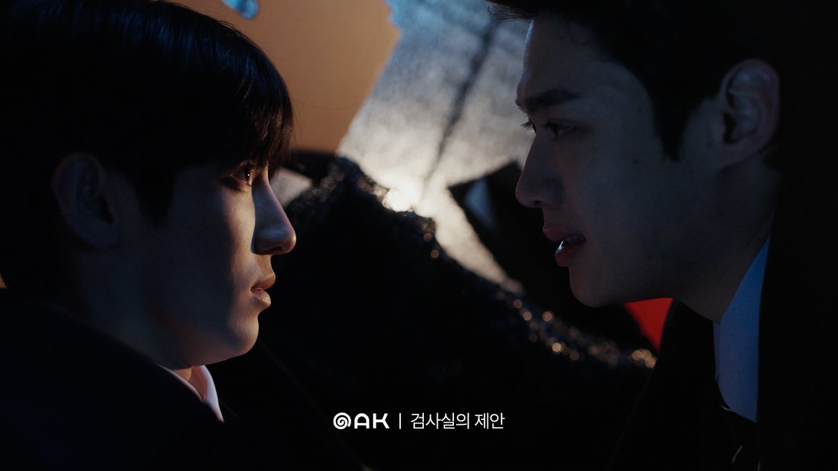 studio_oak_kr's tweet photo. [검사실의 제안📋] 5화 스틸컷 

"나한테 중요한 사람을 건드리길래.
나도 좀 건드려주려고."

점점 선명해지는 진심.
그리고 더욱 깊어지는 사건의 실마리. ⚖️

<검사실의 제안> 매주 (금) 웨이브(Wavve) 방송! 
🔗https://t.co/IH0Cpxs291 

#검사실의제안 #TheProsecutorsProposal #BL 
#김윤식 #박시우 
#오크컴퍼니 #OAKCOMPANY
