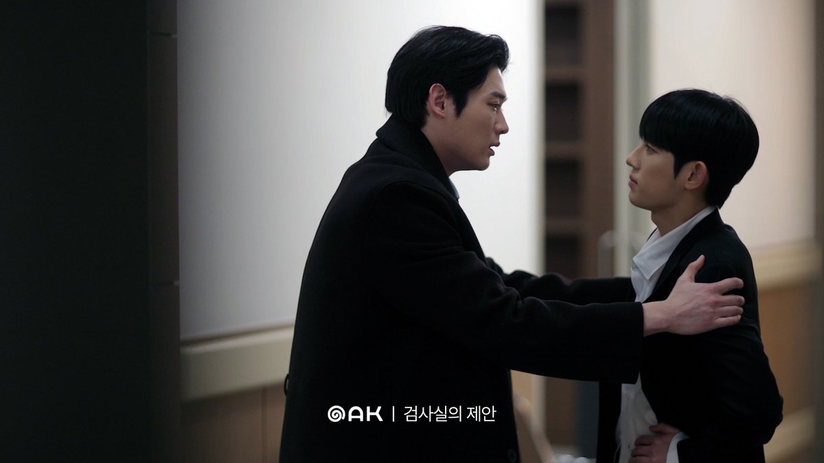studio_oak_kr's tweet photo. [검사실의 제안📋] 6화 스틸컷

"다른 사람 때문에 다치지마.
몸도 마음도."

차갑게 내뱉는 말 속,
숨길 수 없는 진심이 스며든다. ❤️‍🔥

<검사실의 제안> 매주 (금) 웨이브(Wavve) 방송!
🔗https://t.co/IH0Cpxs291

#검사실의제안 #TheProsecutorsProposal #BL
#김윤식 #박시우
#오크컴퍼니 #OAKCOMPANY
