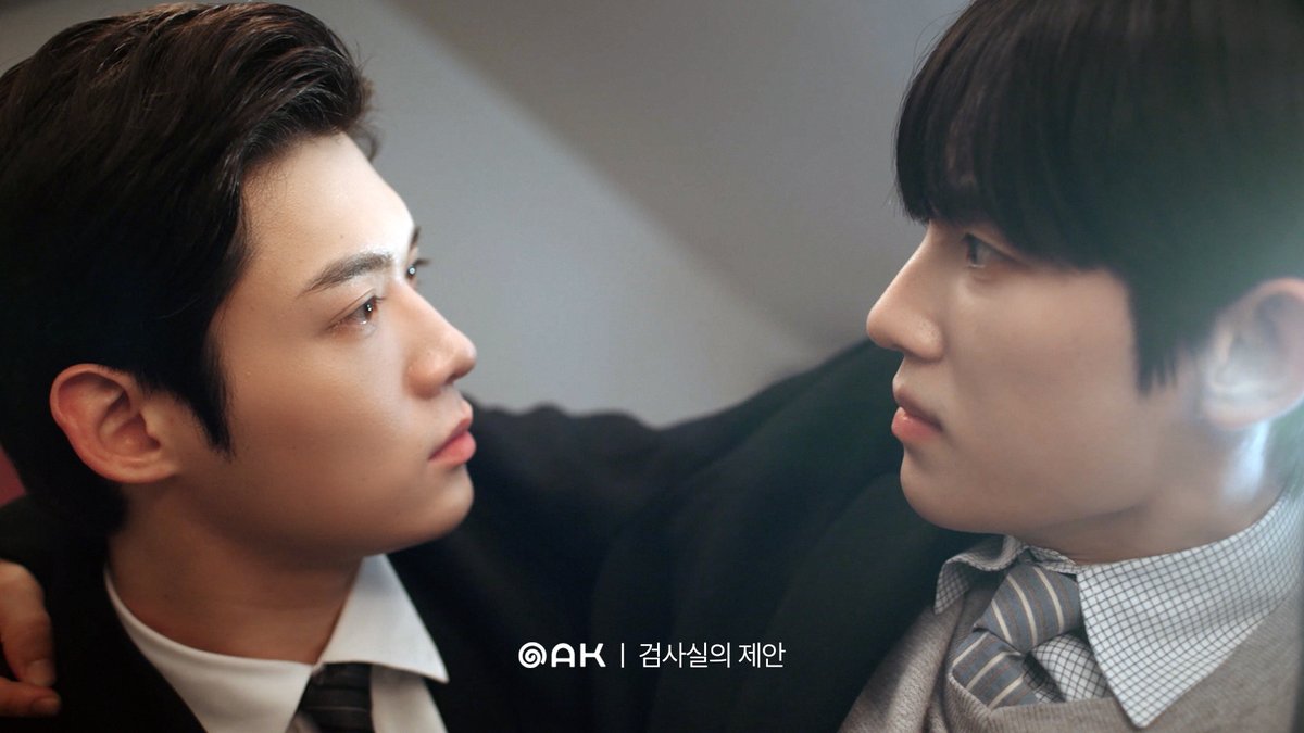 studio_oak_kr's tweet photo. [검사실의 제안📋] 6화 스틸컷

"다른 사람 때문에 다치지마.
몸도 마음도."

차갑게 내뱉는 말 속,
숨길 수 없는 진심이 스며든다. ❤️‍🔥

<검사실의 제안> 매주 (금) 웨이브(Wavve) 방송!
🔗https://t.co/IH0Cpxs291

#검사실의제안 #TheProsecutorsProposal #BL
#김윤식 #박시우
#오크컴퍼니 #OAKCOMPANY