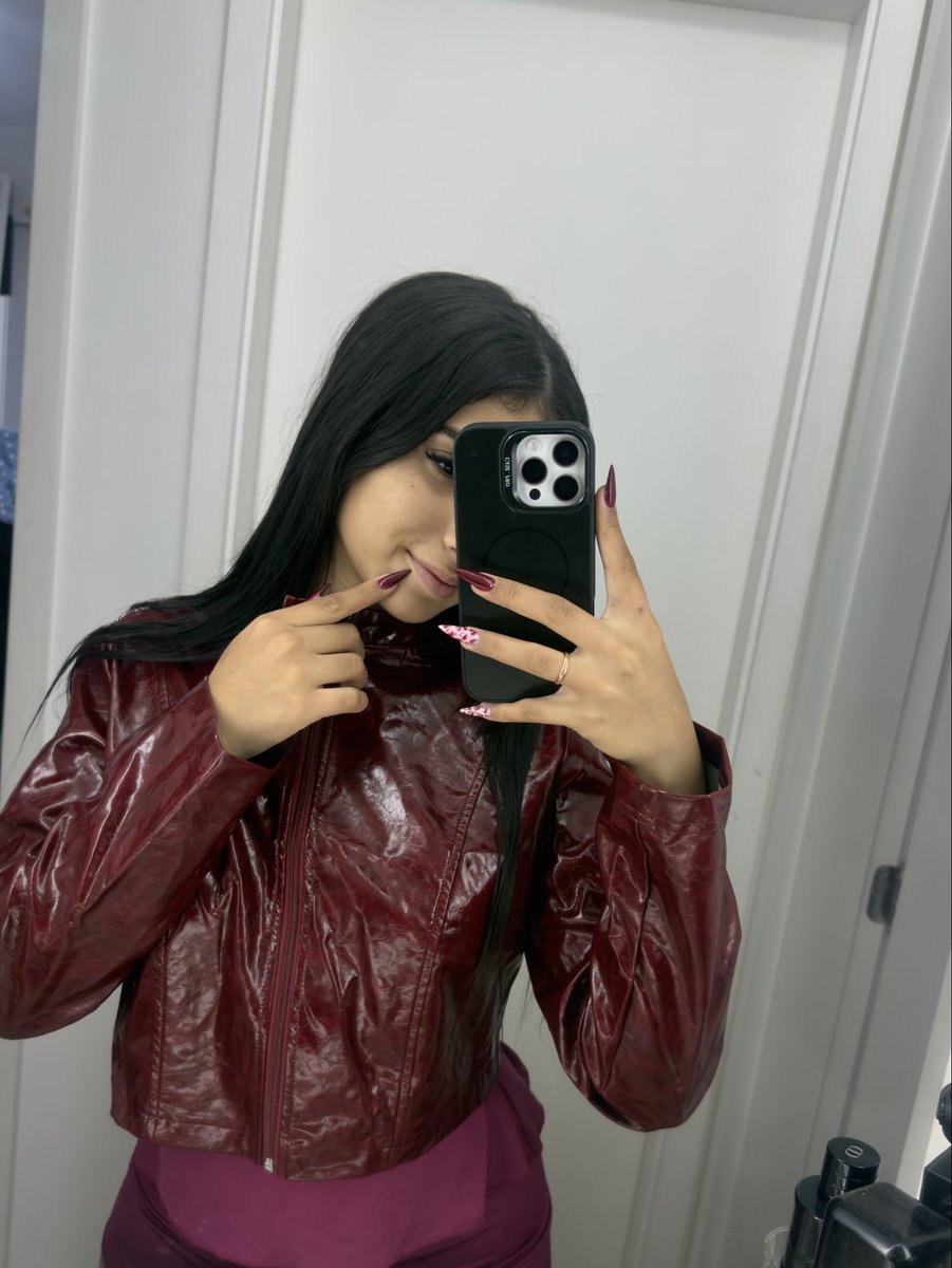 agatthv's tweet photo. ta ai moots, minha jaqueta para o show! o que acharam? 😸 https://t.co/q7bryAHc1t