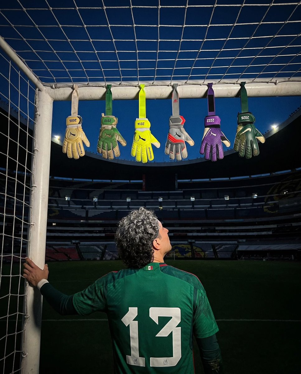 Retr0Tv1's tweet photo. Nadie sabia porque Memo pidió quedarse solo en el Azteca después del último entrenamiento…

6 pares de guantes colgados del travesaño
2006,2010,2014,2018,2022,2026.

No te vas, eres eterno. 🧤 🧤 

Aquí es dónde los verdaderos hombres lloramos.😭😭😭😭😭😭

#NoMemoNoParty 🇲🇽🦅 https://t.co/TSS3m3ZeEV