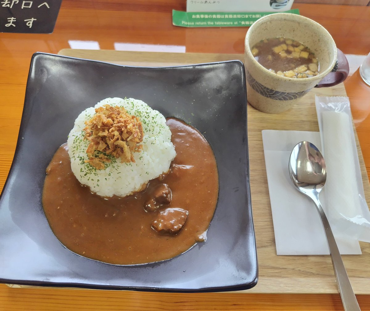 pure_346's tweet photo. 日光霧降珈琲@日光市
霧降高原カレー、アイスコーヒー

今日はハイキング🚶でやって来ました！
元スキー場の斜面1445段の階段を登り切り🥾レストハウスに戻ってからのご褒美ランチ🍴

オススメのカレー🍛はビーフが美味しい！
店員さんどうしの会話も、ほんわか上品でステキです✨

ご馳走様でした～🙏 https://t.co/so9SJObsaC