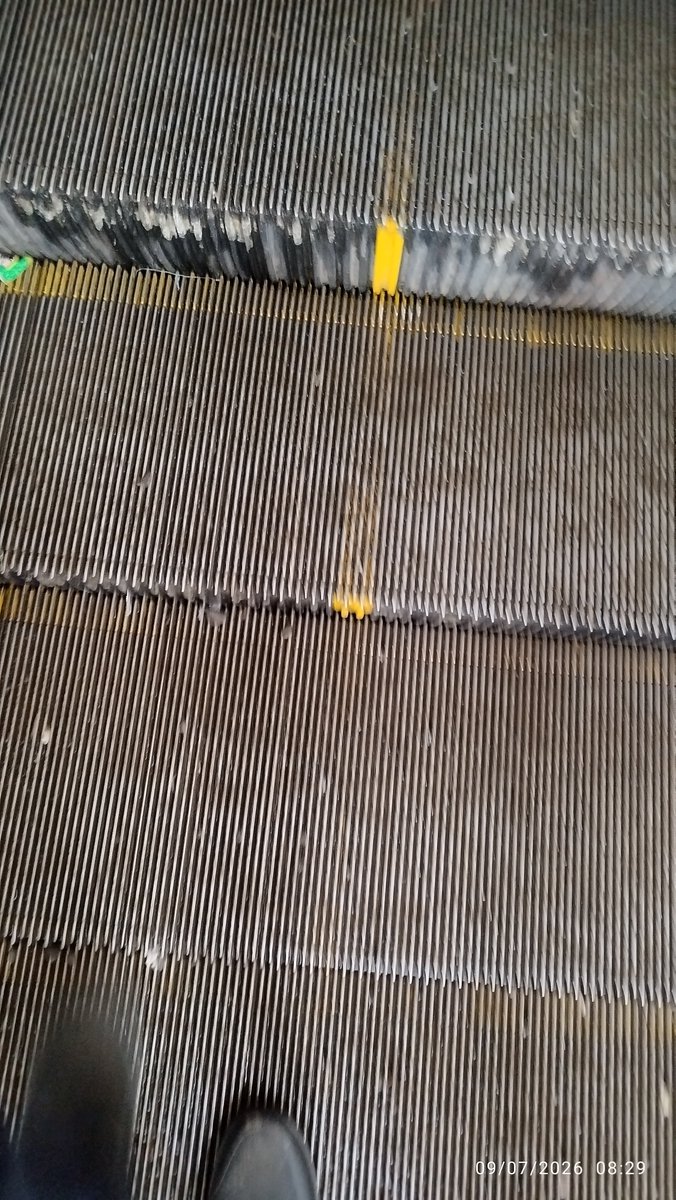 MukundBParekh's tweet photo. @drmbct @drmmumbaicr @RailwaySeva @AshwiniVaishnaw Dombivili escalators again not working since last 5 days https://t.co/POvWK6CIy8