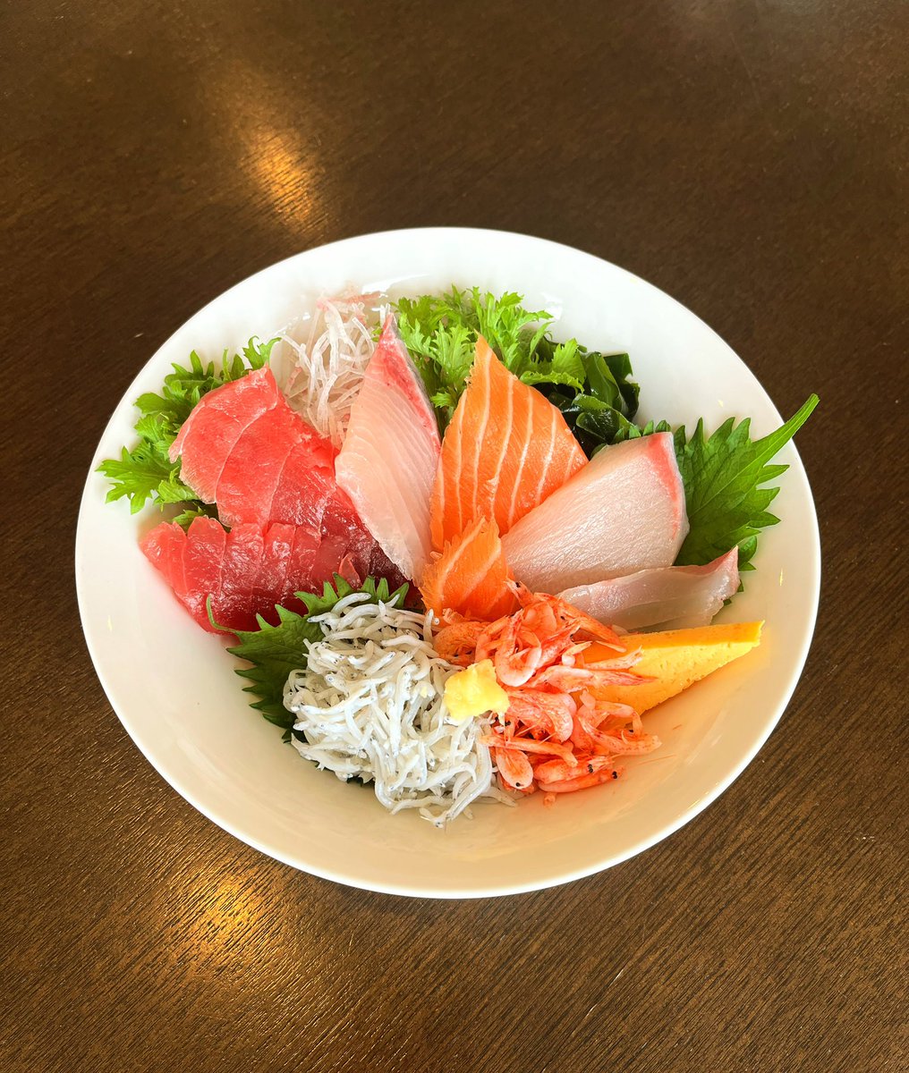 WATATSUMI0812's tweet photo. 本日も江ノ島産朝獲れ生しらす入荷♪
この時期は
早いと14時頃には食材が完売することもあり営業終了となることもありますので
どうぞお早めのご来店・お電話でのお問い合わせがおすすめです☺️

#江ノ島　#新江ノ島水族館　#しらす　#海鮮　#海鮮丼　#ランチ　#つるぶ藤沢　#湘南　#地産地消 https://t.co/THQTiEE8Ft
