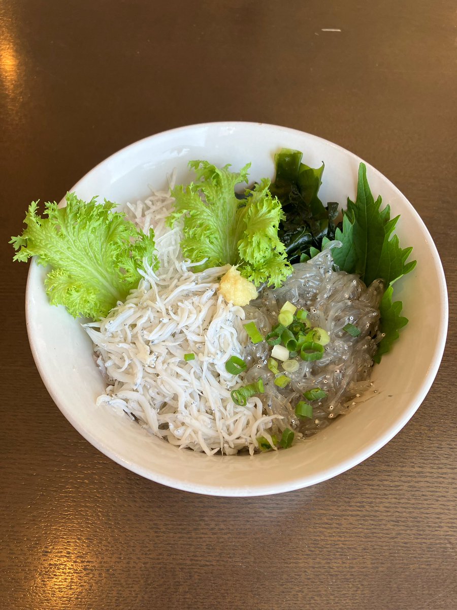 WATATSUMI0812's tweet photo. 本日も江ノ島産朝獲れ生しらす入荷♪
この時期は
早いと14時頃には食材が完売することもあり営業終了となることもありますので
どうぞお早めのご来店・お電話でのお問い合わせがおすすめです☺️

#江ノ島　#新江ノ島水族館　#しらす　#海鮮　#海鮮丼　#ランチ　#つるぶ藤沢　#湘南　#地産地消 https://t.co/THQTiEE8Ft