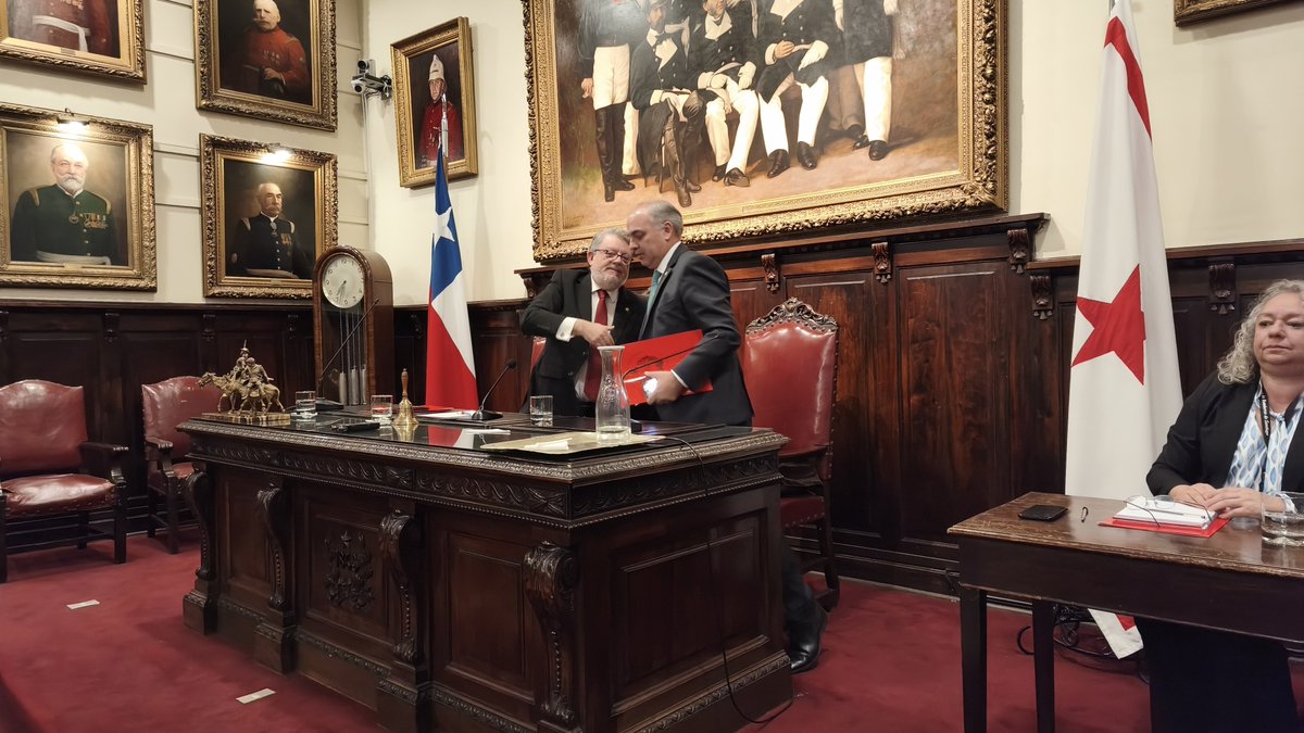 cbsantiago's tweet photo. En Sesión Extraordinaria del Directorio del Cuerpo de Bomberos de Santiago, presentó su renuncia al cargo el Secretario General de la Institución, el Voluntario Honorario de @bombaquinta , Jerónimo Carcelén Pacheco.
@Comandantecbs 
@mubochile 
#ConstanciayDisciplina https://t.co/UonejZV6US
