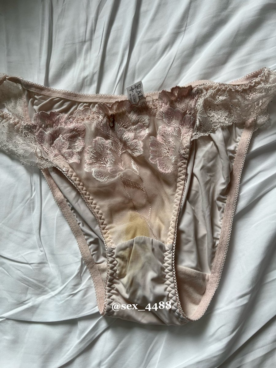 sex_4488's tweet photo. 【1日目パンティ】
汚れ具合チェック😅
旅行から帰ってきても、洗ってないので熟成されております🤭 https://t.co/k6JdcDGy9r