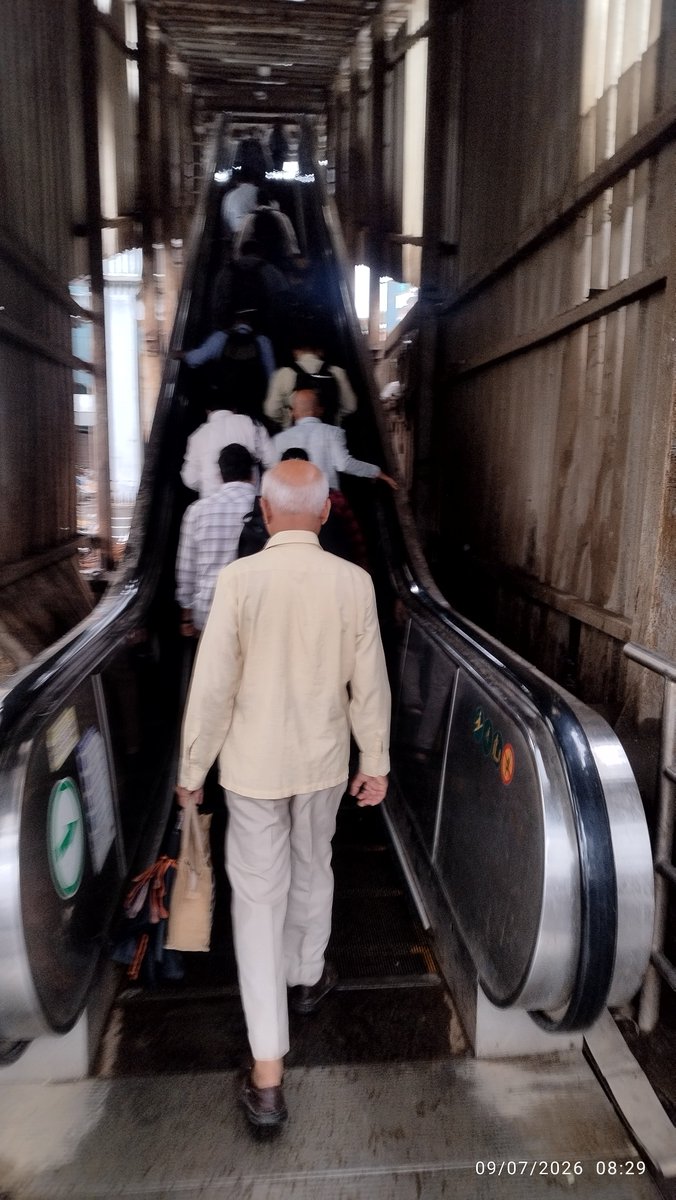 MukundBParekh's tweet photo. @drmbct @drmmumbaicr @RailwaySeva @AshwiniVaishnaw Dombivili escalators again not working since last 5 days https://t.co/POvWK6CIy8