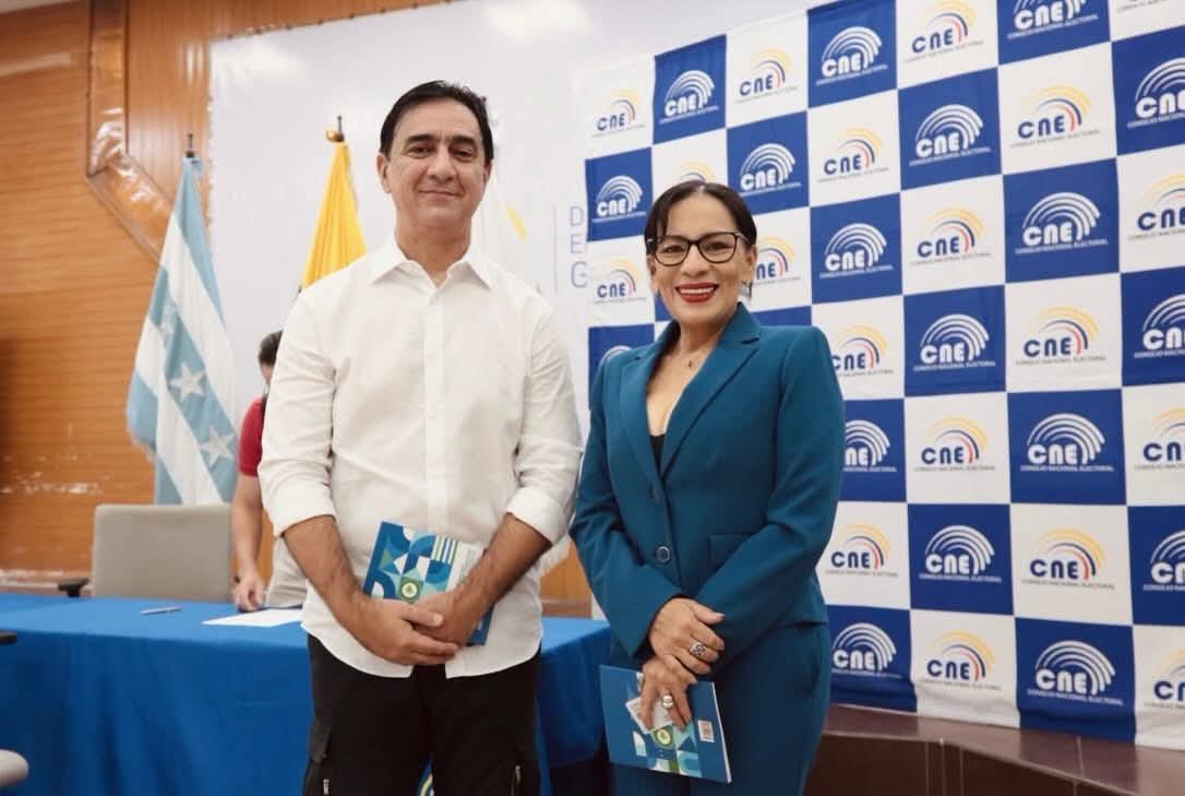 LaCamachoEc's tweet photo. @zaidarovira , es candidata a concejal de #Guayaquil por #ADN.
Y @fernavillarroel confunde circo con ser concejal. Y será Candidato,🤦🏻‍♀️ 
El primer acto de corrupción es aceptar un cargo público para el que no se está preparado. Eso es CORRUPCION.
#EbiCamacho https://t.co/lFiMcobZ0c