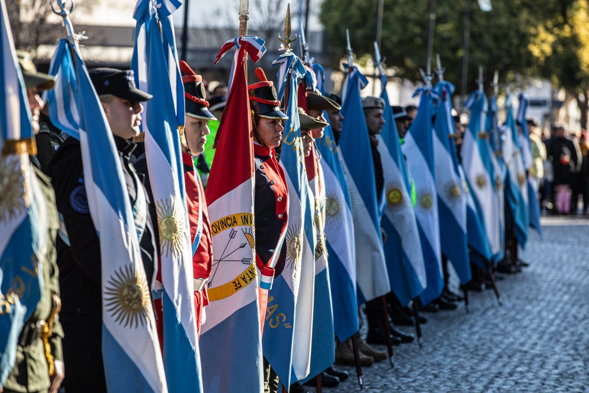 maxipullaro's tweet photo. 🇦🇷 En este Día de la Independencia reafirmamos nuestra decisión de ser una Nación verdaderamente libre y soberana. Para eso necesitamos seguir trabajando y fortaleciendo el respeto a la ley, la división de poderes, el federalismo real y la igualdad de oportunidades.

Desde nuestra provincia estamos demostrando que se puede. Tenemos el desafío de construir un país potente, que fortalezca su producción, que tenga seguridad y educación y, sobre todo, le dé un futuro a todos los argentinos. Esos son nuestros pilares de gestión irrenunciables y lo que representa el ADN santafesino.

Somos un país extraordinario, y tenemos la oportunidad histórica de cumplir de una vez por todas con el sueño de nuestros próceres. Sigamos haciendo lo que hay que hacer para defender a los que empujan el carro todos los días. ¡Feliz Día de la Independencia!