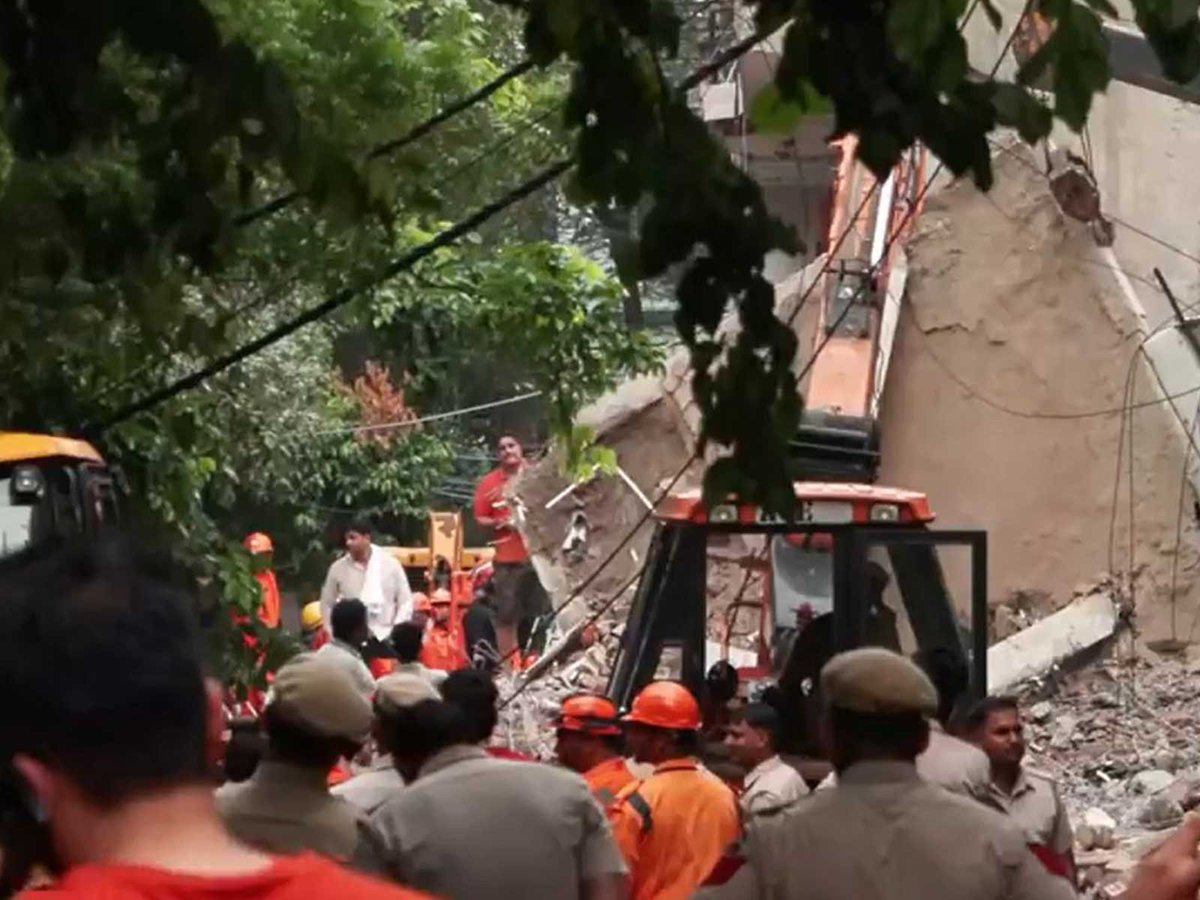 ani_digital's tweet photo. One dead, several feared trapped after under-construction building collapses in Delhi's Rohini
Read @ANI Story |
https://t.co/21P0m6HtoM
#Delhi #Rohini #Constructionbuilding #Delhipolice https://t.co/bwRywznWHf